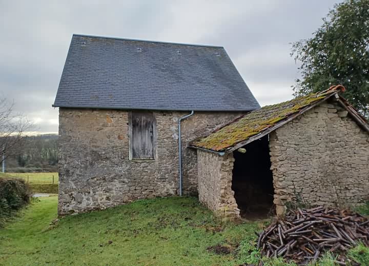 Stone barn to renovate near Naillat