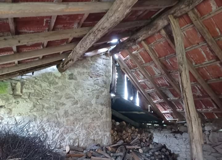Stone barn to renovate near Naillat