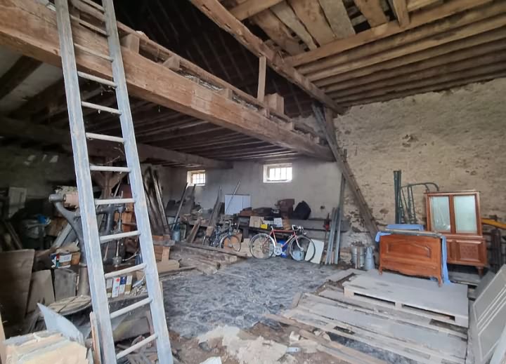 Stone barn to renovate near SOUTH INDRE and SOUTH CHER and NORTH CREUSE