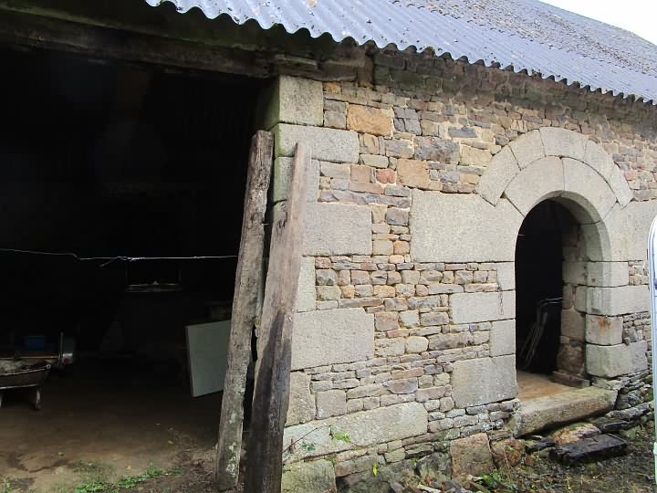 Stone barn to renovate near Burcy