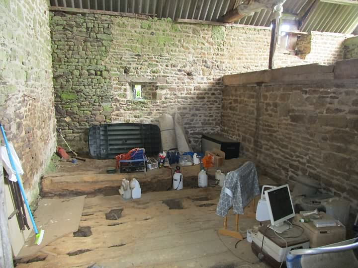 Stone barn to renovate near Burcy