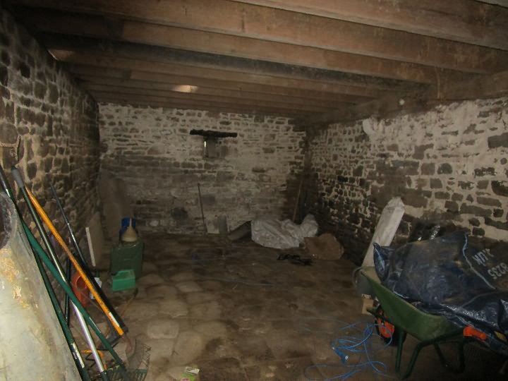Stone barn to renovate near Burcy