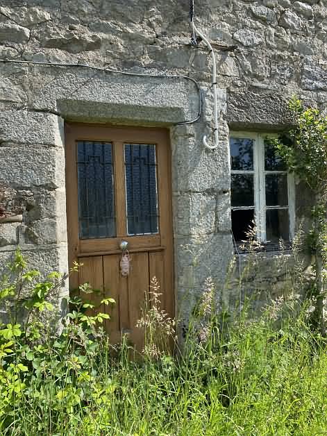 Stone house to renovate near Bujaleuf