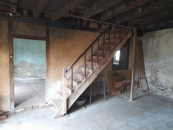 Stone house to renovate near Bujaleuf