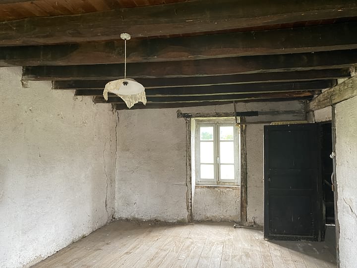 Stone house to renovate near Bujaleuf