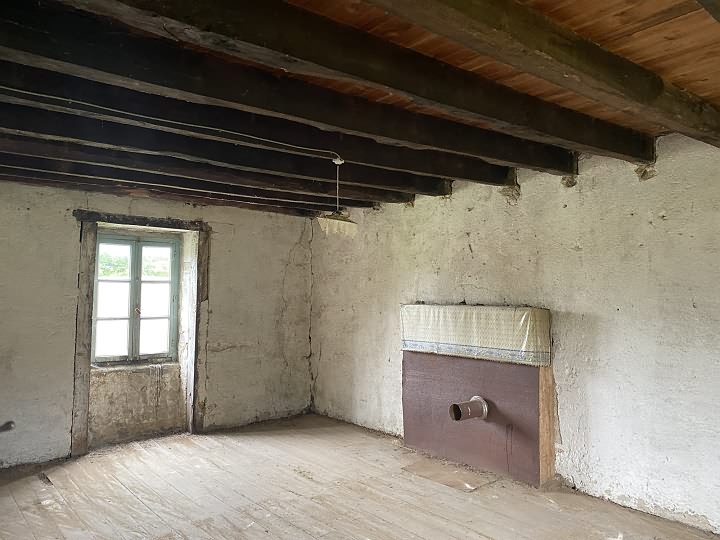 Stone house to renovate near Bujaleuf