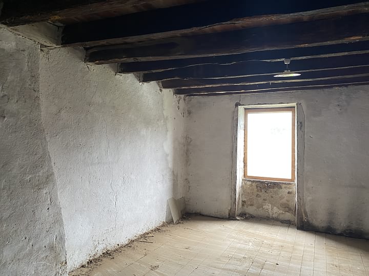 Stone house to renovate near Bujaleuf