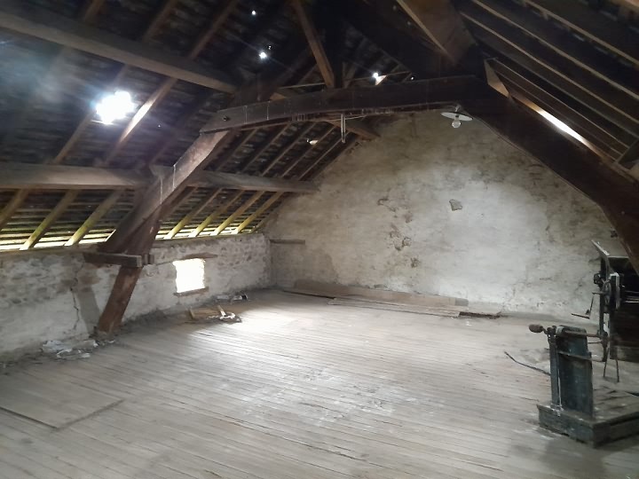 Stone house to renovate near Bujaleuf