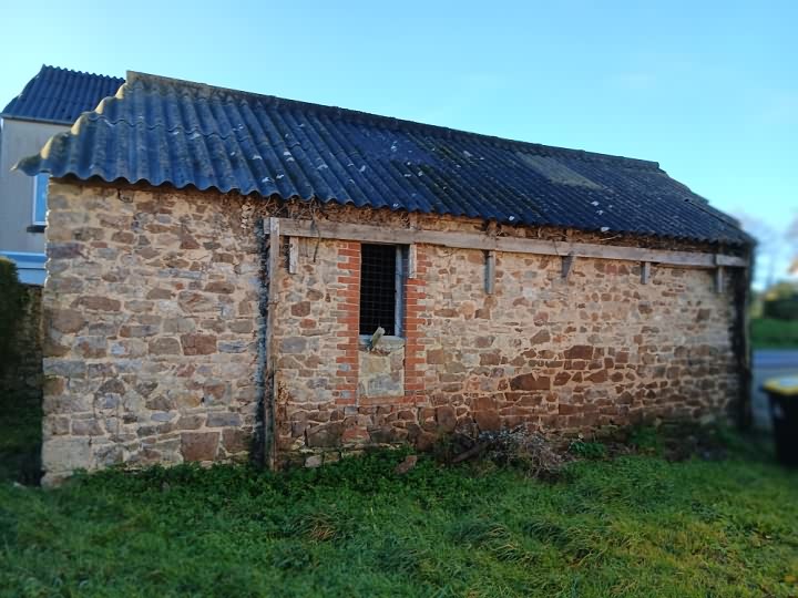 Stone house to renovate near Néhou