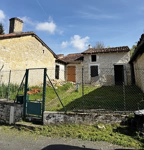 Stone house to renovate near Suaux