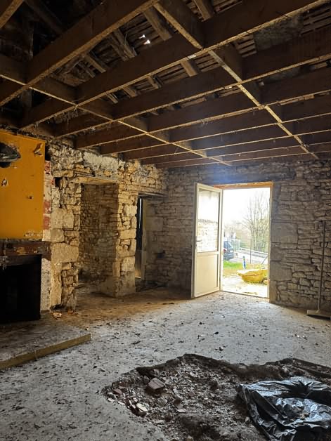 Stone house to renovate near Suaux