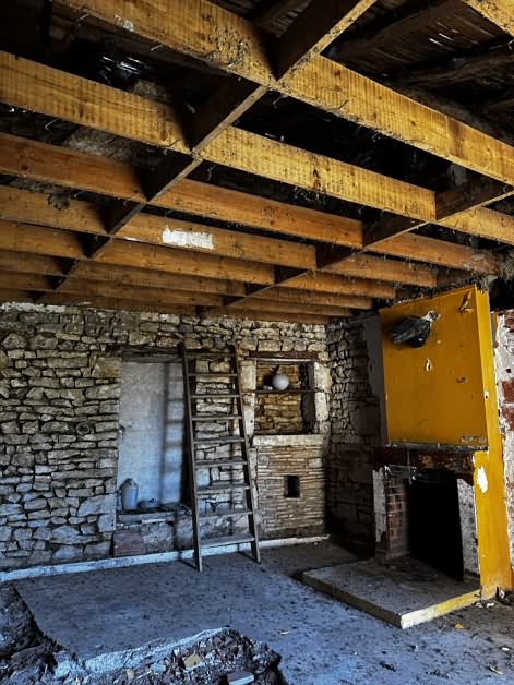 Stone house to renovate near Suaux