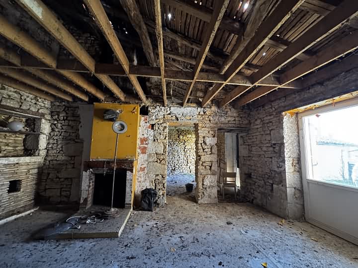Stone house to renovate near Suaux