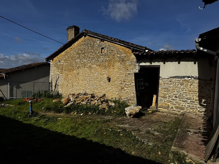 Stone house to renovate near Suaux