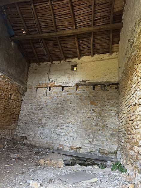 Stone house to renovate near Suaux