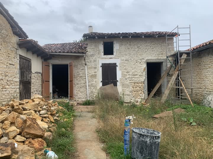 Stone house to renovate near Suaux
