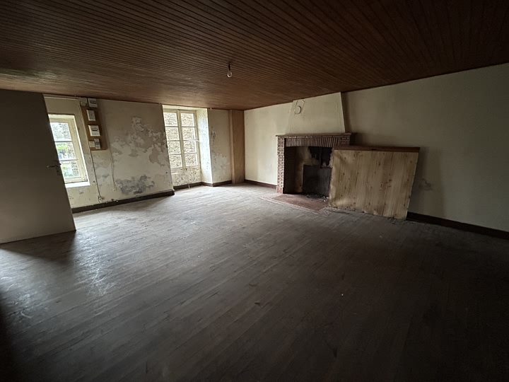 Stone house to renovate near Suaux