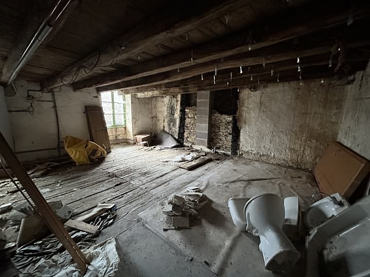 Stone house to renovate near Suaux