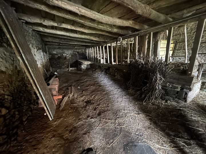 Stone house to renovate near Suaux