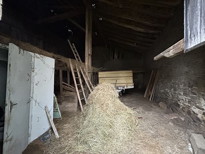 Stone house to renovate near Suaux