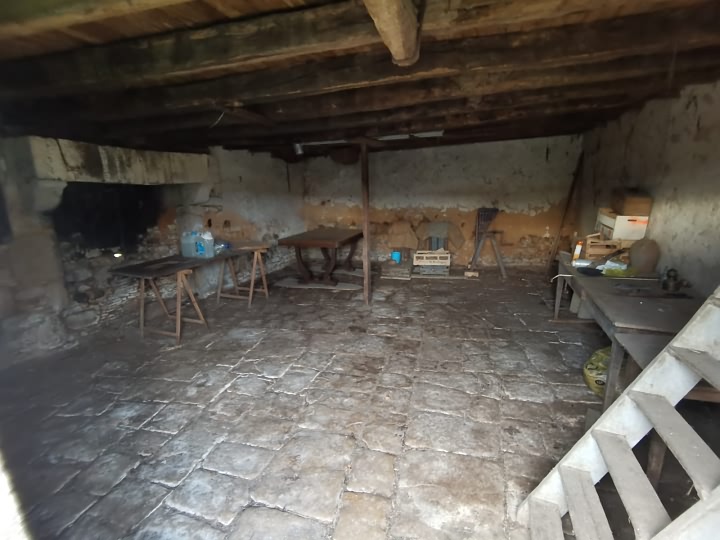 Stone house to renovate near Suaux