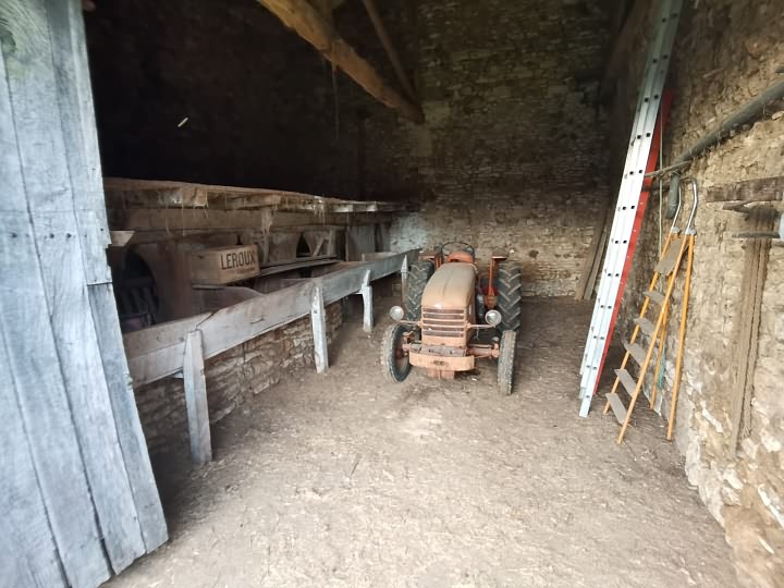 Stone house to renovate near Suaux