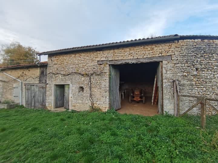 Stone house to renovate near Suaux