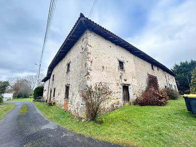 Stone barn to renovate near Suaux