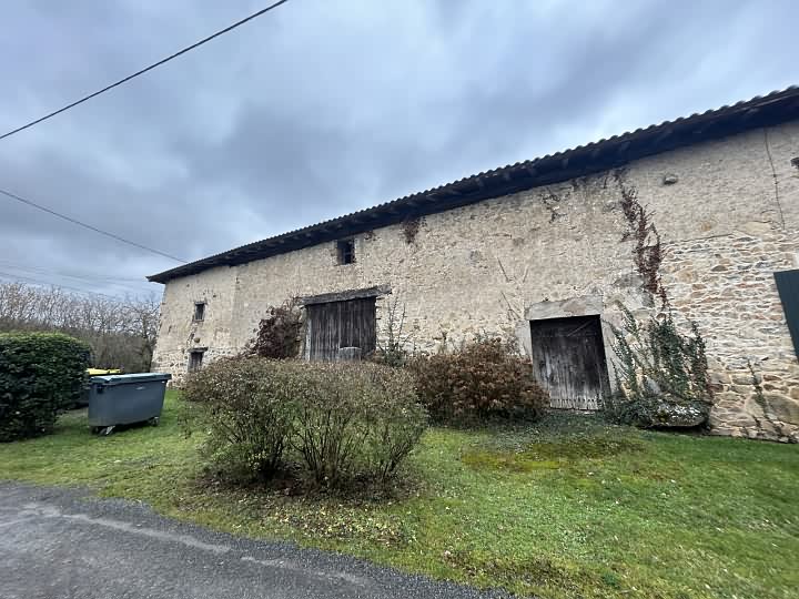 Stone barn to renovate near Suaux