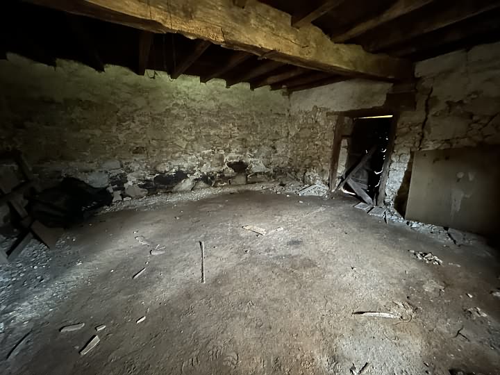 Stone barn to renovate near Suaux