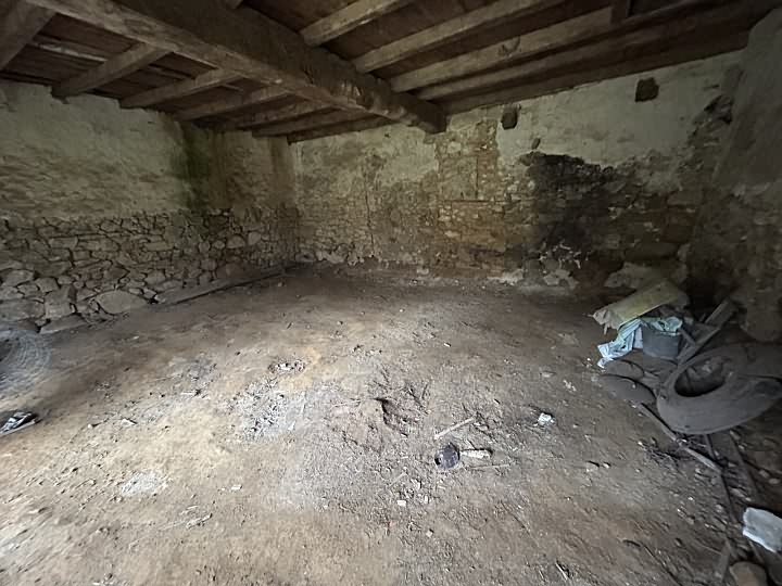 Stone barn to renovate near Suaux