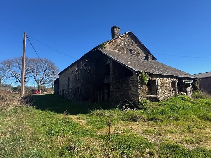 Stone barn to renovate near Affieux