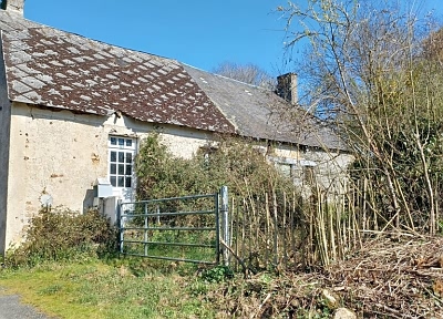 Stone house to renovate near Naillat
