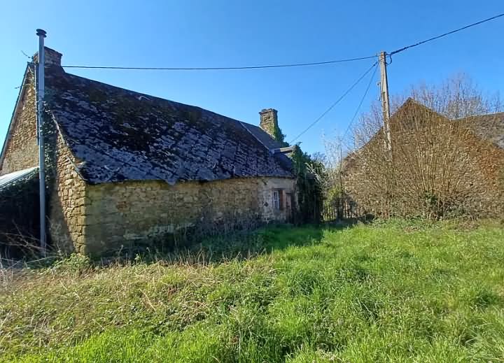 Stone house to renovate near Naillat