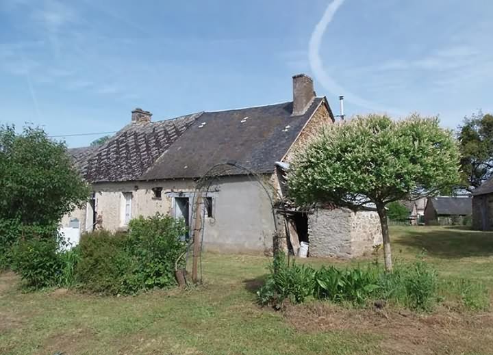 Stone house to renovate near Naillat