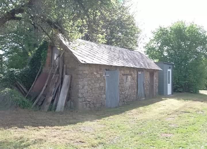 Stone house to renovate near Naillat