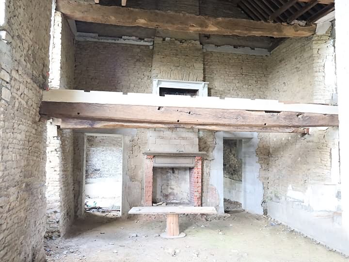 Stone house to renovate near Jarry