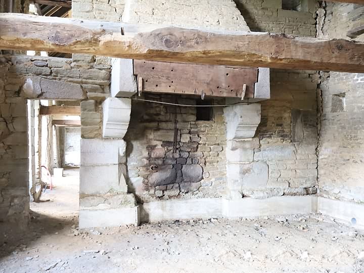 Stone house to renovate near Jarry