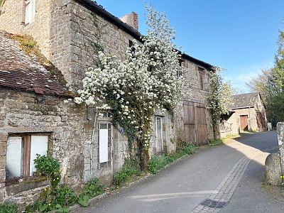 Stone house to renovate near Nécy