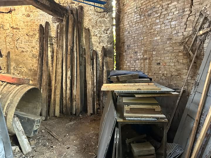 Stone house to renovate near Nécy