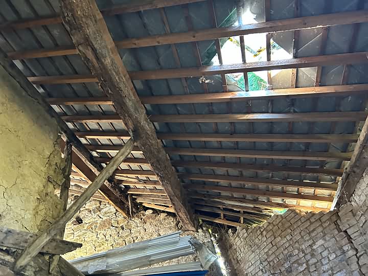 Stone house to renovate near Nécy