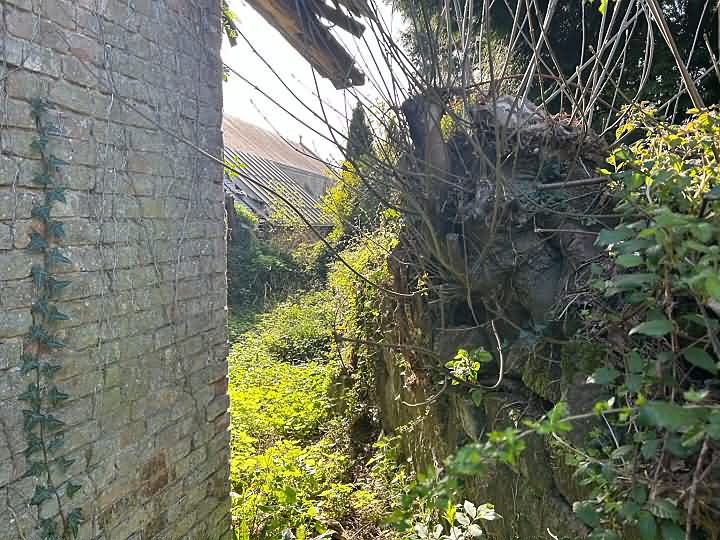 Stone house to renovate near Nécy