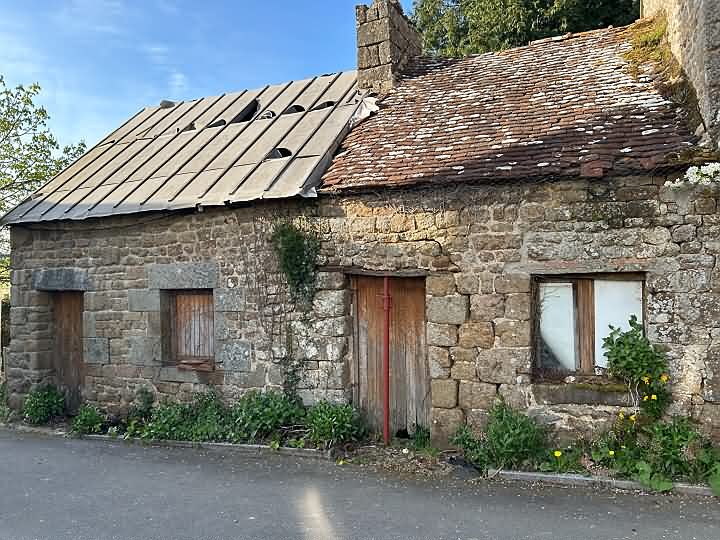 Stone house to renovate near Nécy