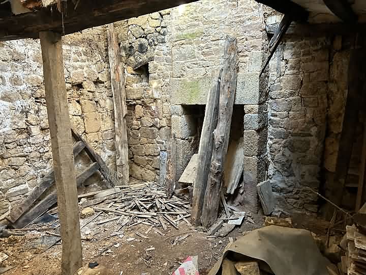 Stone house to renovate near Nécy