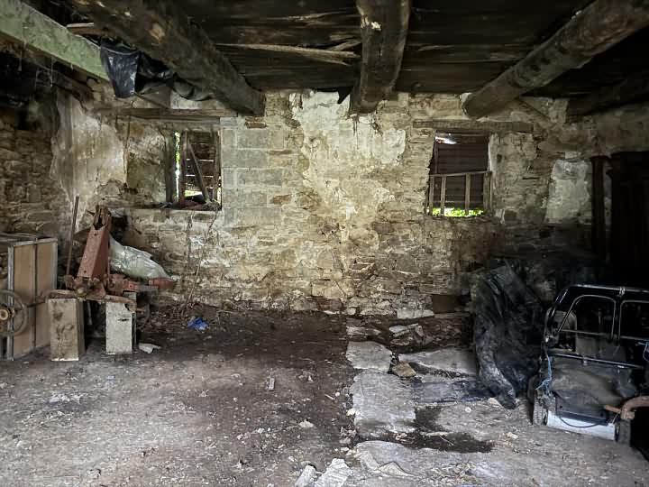 Stone barn to renovate near Treve