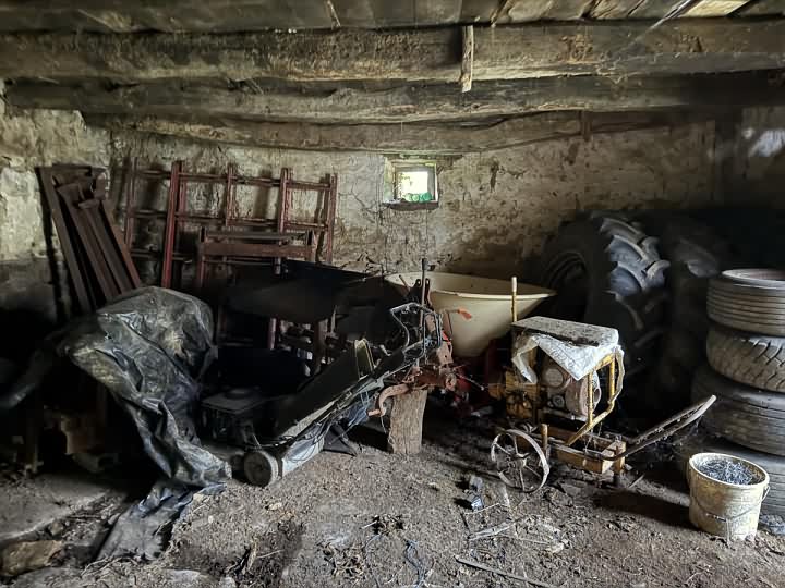 Stone barn to renovate near Treve