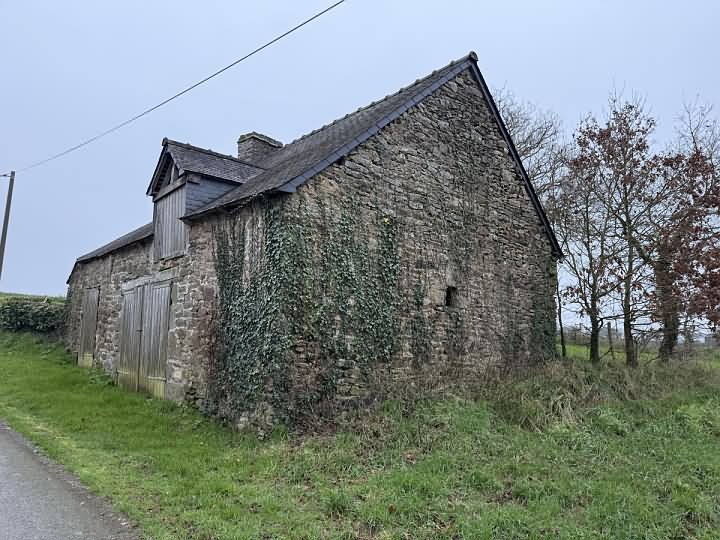 Stone barn to renovate near Treve