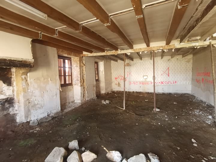 Stone barn to renovate near Suaux