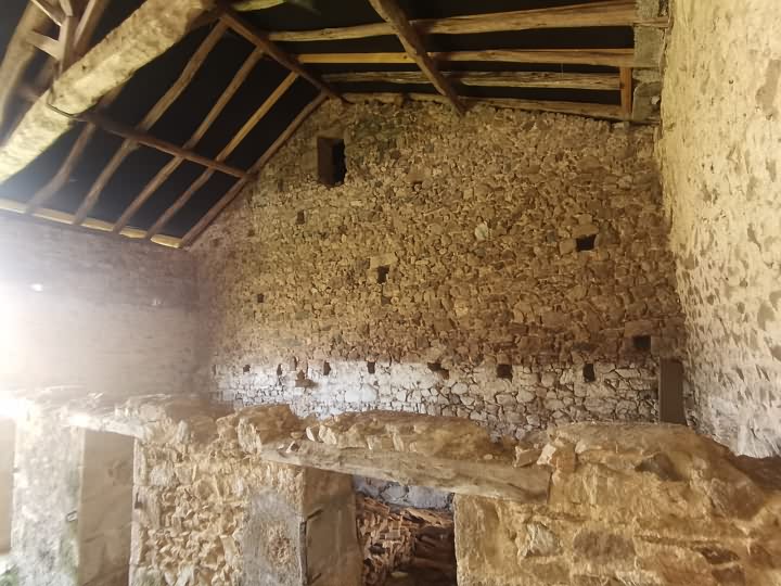 Stone barn to renovate near Suaux