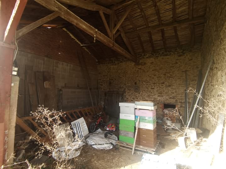 Stone barn to renovate near Suaux